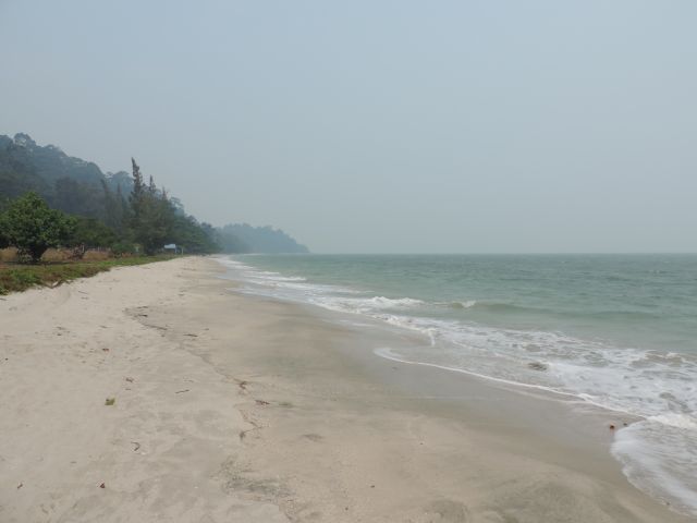 Der Smog der Brandrodungen vom 160km entfernten Sumatra.